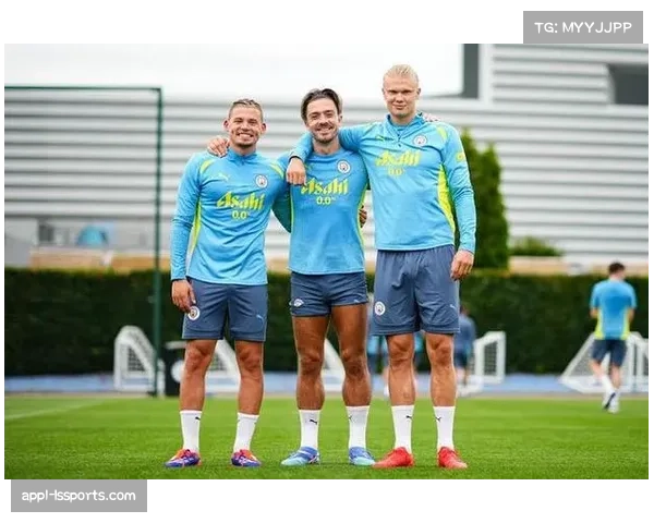 曼城发布欧冠四分之一决赛次回合赛前训练图，哈兰德参与全队合练