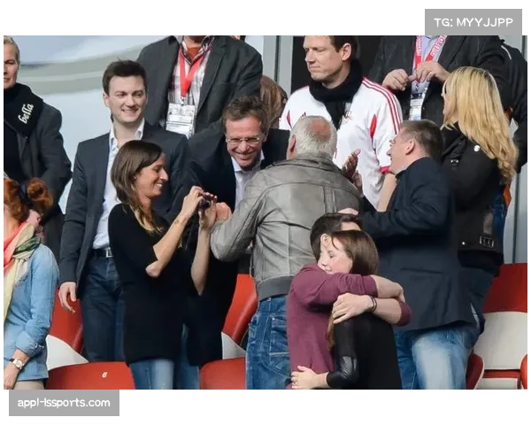 马赛与雷恩赛前为去世的俱乐部名宿举行默哀仪式 马赛与雷恩赛前为去世的俱乐部名宿举行默哀仪式